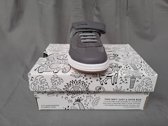 BOXED PAIR OF CLARKS FAWN FAMILY KIDS SHOES IN GREY UK SIZE 10.5