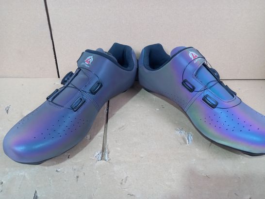 BOXED PAIR OF ARTVEP CYCLING SHOES IN MULTICOLOUR PRISMATIC EFFECT SIZE UNSPECIFIED