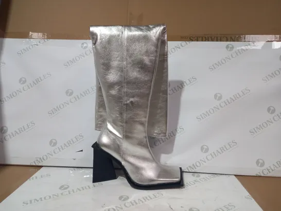 BOXED PAIR OF TOPSHOP FREYA LEATHER THIGH HIGH SQUARE TOE BOOTS IN METALLIC SILVER COLOUR UK SIZE 6