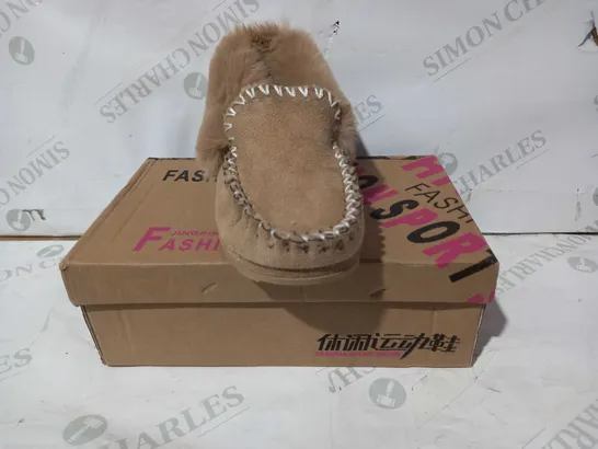 BOXED PAIR OF JINGPIN FASHION FUR LINED SLIP-ON SHOES IN TAN UK SIZE 5