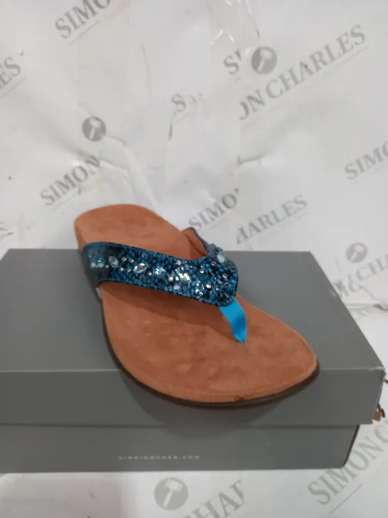 BOXED PAIR OF LUCIA SANDALS IN BLUE SIZE 7