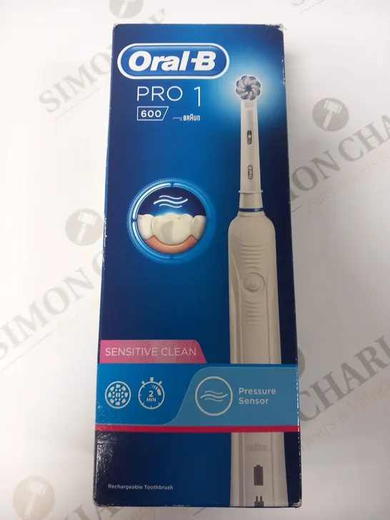 BOXED ORAL-B PRO 1 600 POWERED BY BRAUN SENSITIVE CLEAN TOOTHBRUSH