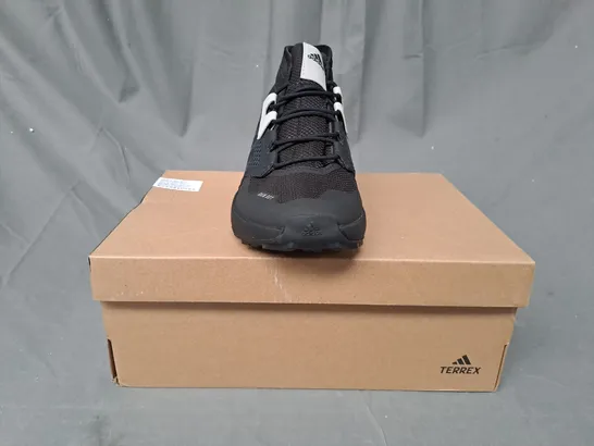 BOXED PAIR OF ADIDAS TERREX TRAILMAKER SHOES IN BLACK/GREY UK SIZE 4.5