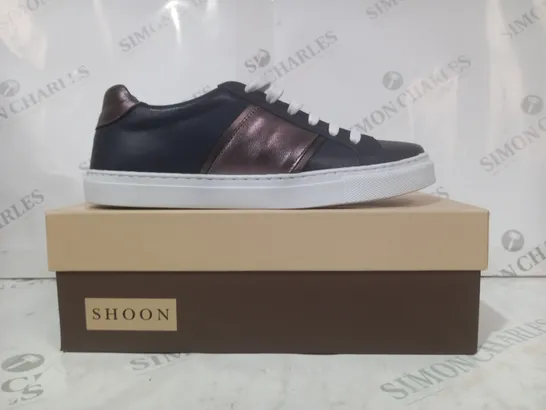 BOXED PAIR OF SHOON LACE UP TRAINERS IN NAVY/METALLIC PEWTER SIZE 7