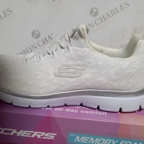 BOXED PAIR OF SKECHERS SUMMITS LEOPARD SPOT BUNGEE SLIP ON WHITE TRAINERS - SIZE 6