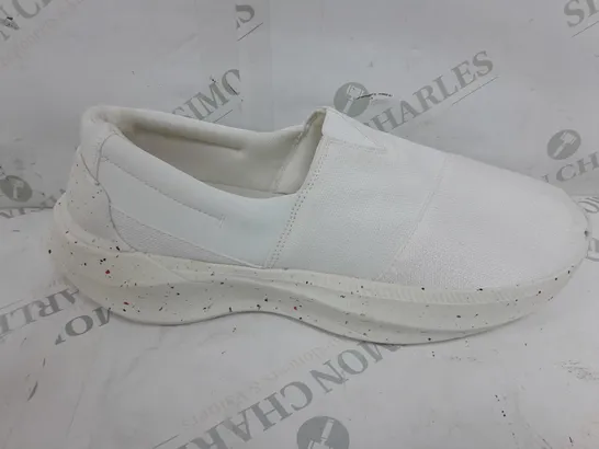 PAIR OF TOMS RAISED SLIP ON SHOES IN WHITE - M11