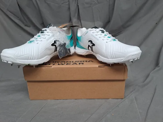 BOXED PAIR OF KOOKABURA FOOTWEAR KC 3.0 SPIKE SHOES IN AQUA/WHITE SIZE 9