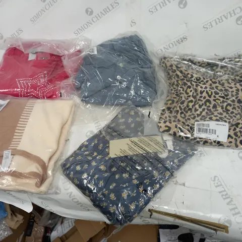 BOX OF APPROXIMATELY 18 ASSORTED CLOTHING ITEMS TO INCLUDE A LEOPARD STYLE DRESS, A KNITTED JUMPER AND A GLITTER STAR PATTERNED SHIRT