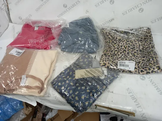 BOX OF APPROXIMATELY 18 ASSORTED CLOTHING ITEMS TO INCLUDE A LEOPARD STYLE DRESS, A KNITTED JUMPER AND A GLITTER STAR PATTERNED SHIRT