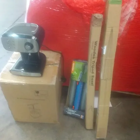 PALLET OF ASSORTED ITEMS INCLUDING WOODEN TRIPOD EASEL, FRUIT PRESS, GARDEN UMBRELLA 