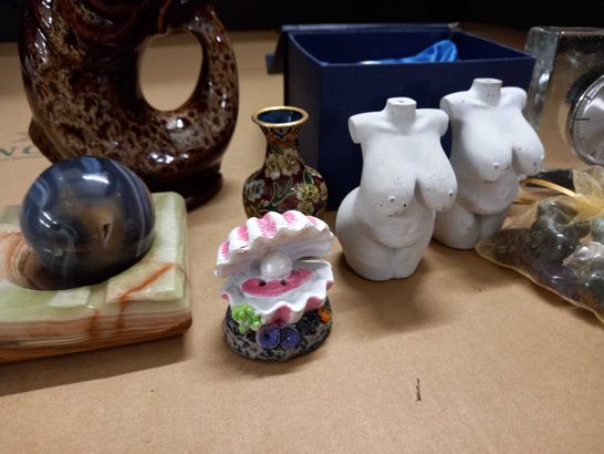 LOT OF 11 ASSORTED DECORATIVE ORNAMENTS TO INCLUDE FISH THEMED CORNWALL ENGLAND JUG AND GLASS GLOBE