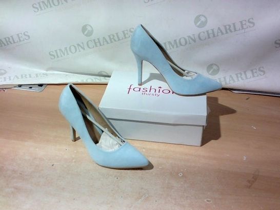 BOXED PAIR OF FASHION HIGH HEELS SIZE 7