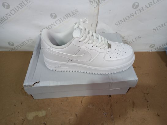 BOXED PAIR OF NIKE WHITE TRAINERS SIZE 8.5