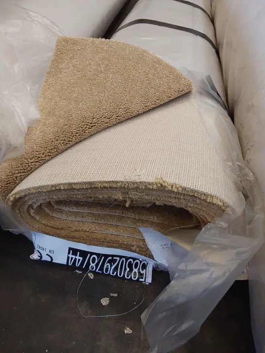 ROLL OF QUALITY EC AURA SAND DUNE CARPET // SIZE: APPROX 4 X 4m