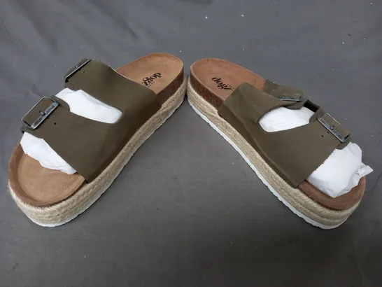 BOXED PAIR OF LAZY DOGS FOOTBED SANDALS IN KHAKI SIZE 6