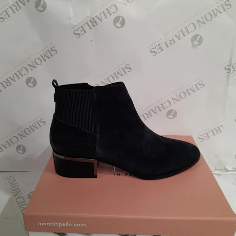 MODA IN PELLE LILITH VNAVY SUEDE ANKLE BOOT SIZE 8 - BOXED 