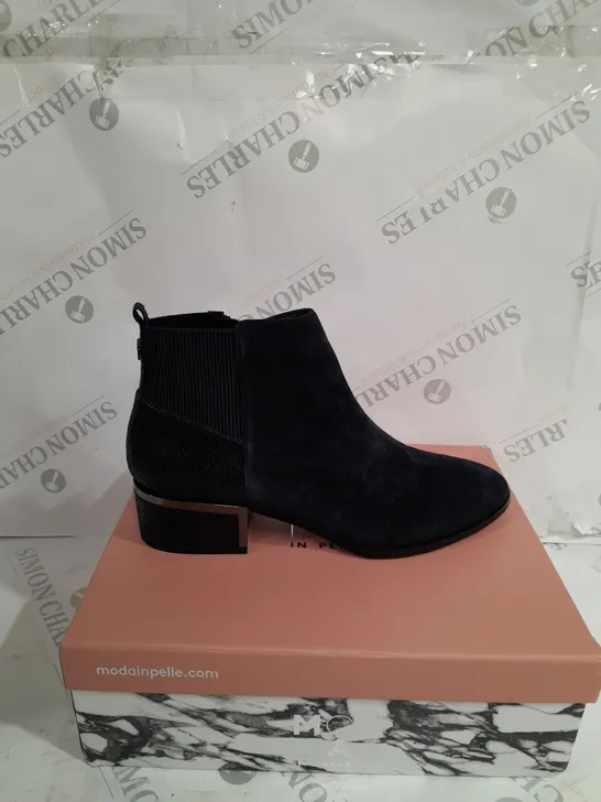 MODA IN PELLE LILITH VNAVY SUEDE ANKLE BOOT SIZE 8 - BOXED 