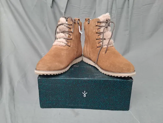 BOXED PAIR OF EMU BEACH BERNICE WATER RESISTANT SUEDE BOOTS IN CHESTNUT SIZE 9