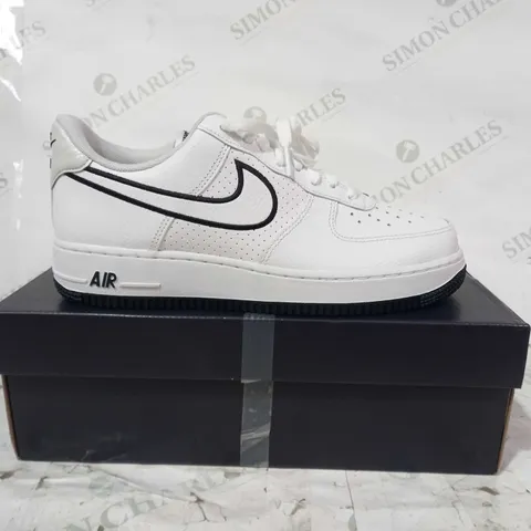 BOXED PAIR OF NIKE AIR SHOES IN WHITE/BLACK UK SIZE 7