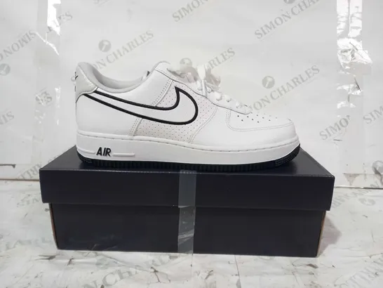 BOXED PAIR OF NIKE AIR SHOES IN WHITE/BLACK UK SIZE 7