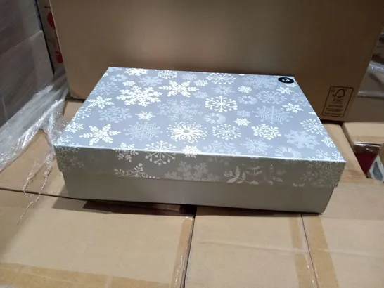 PALLET OF APPROXIMATELY 72 BRAND NEW SIILVER LARGE GIFT BOXES