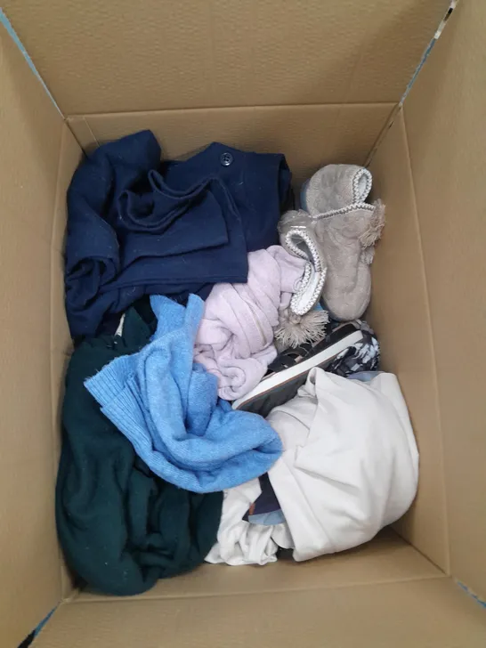 BOX OF APPROXIMATELY 20 ASSORTED CLOTHING ITEMS TO INCLUDE SANDALS, FLEECES, TROUSERS, SLIPPER BOOTS ETC 