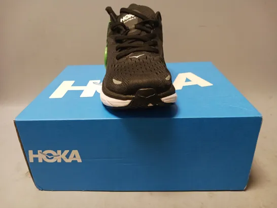 BOXED PAIR OF HOKA CLIFTON 8 SHOES IN BLACK/WHITE UK SIZE 6