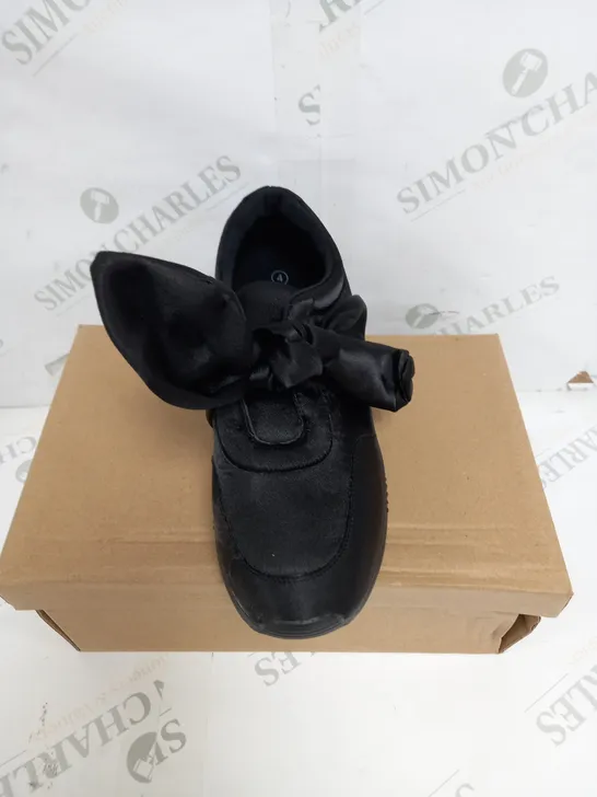 APPROXIMATELY 12 BOXED PAIRS OF BOW LACE TRAINERS IN SIZES 3, 4, 5, 6, 7, 8