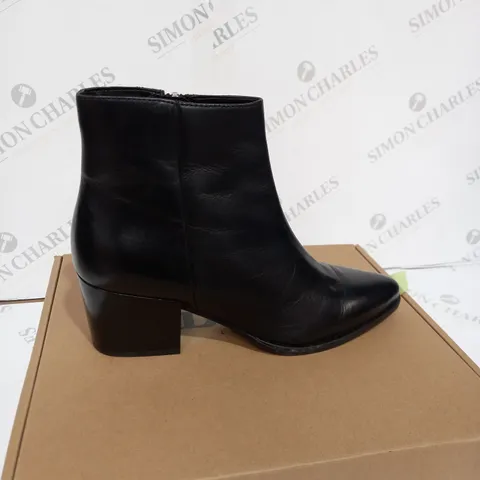 BOXED PAIR OF DUNE LONDON POINTED TOE LOW BLOCK HEEL ANKLE BOOTS IN BLACK SIZE 7