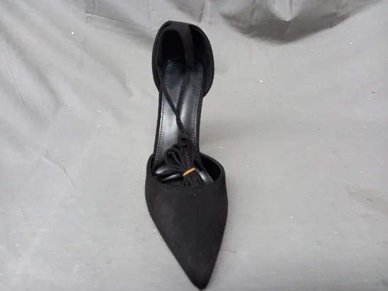 BOXED PAIR OF DESIGNER POINTED TOE HEELS IN BLACK EU SIZE 37