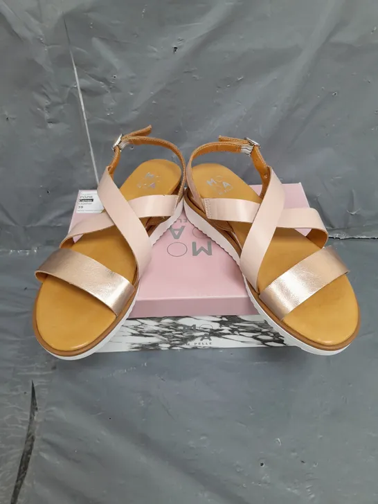 BOXED PAIR OF MODA IN PELLE WEDGE SANDAL WITH CROSS OVER IN CAMEO LEATHER SIZE 7