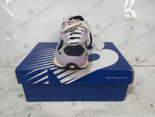 BOXED PAIR OF NEW BALANCE SHOES IN LILAC UK SIZE 9