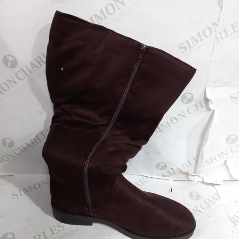 JD WILLIAMS BELOW KNEE ZIP UP BOOTS IN BROWN - SIZE 6