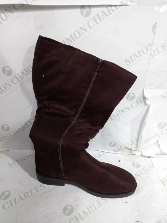 JD WILLIAMS BELOW KNEE ZIP UP BOOTS IN BROWN - SIZE 6