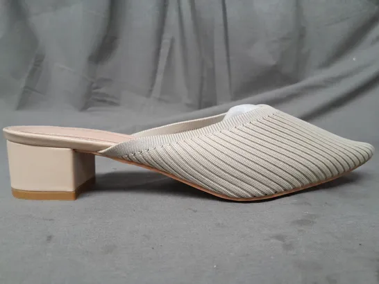 BOXED PAIR OF TIJN POINTED TOE LOW BLOCK HEEL SLIP-ON SHOES IN BEIGE SIZE 10