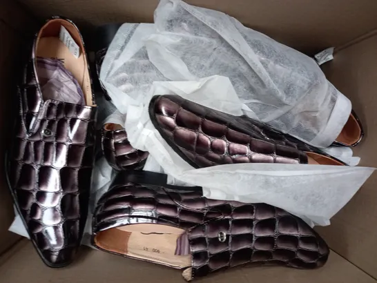 BOX OF APPROXIMATELY 5 PAIRS OF W.S SLIP-ON LOW HEEL SHOES - VARIOUS SIZES