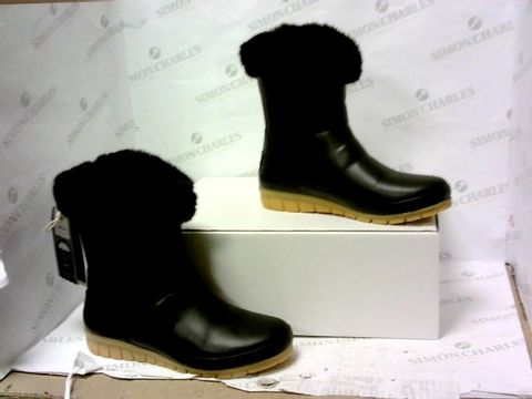 BOXED PAIR OF JOULES BOOTS SIZE 6