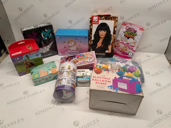 APPROXIMATELY 22 ASSORTED TOYS AND ACCESSORIES TO INCLUDE; SMIFFY'S SIREN WIG, GLITTER SLIME BAFF, ELECTRIC BALLOON PUMP,