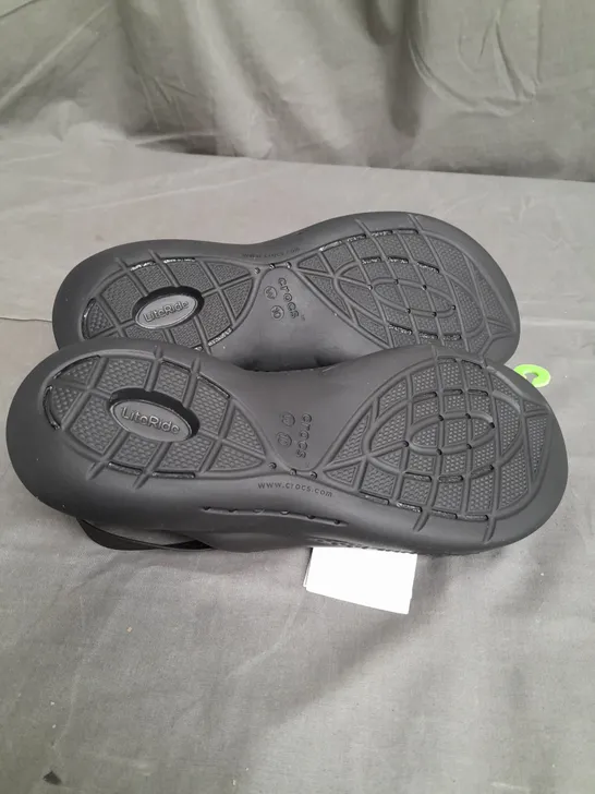 PAIR OF SANDALY CROCS LITE RIDE  360 SIZE 8