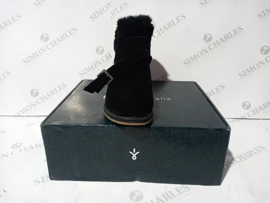 BOXED PAIR OF EMU AUSTRALIA FAUX SUEDE BOOTS - BLACK - UK 6