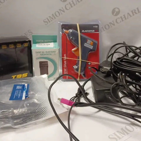 LOT OF APPROX 12 ASSORTED ELECTRICAL ITEMS TO INCLUDE BLACKSPUR GLUEGUN, DIGITAL BATTERY CHARGER, POWER CABLES, ETC 