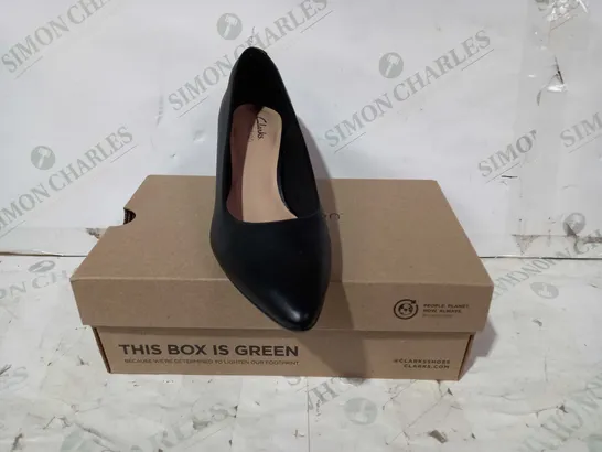 BOXED PAIR OF CLARKS CLOSED TOE LOW HEEL LEATHER SHOES IN BLACK UK SIZE 4