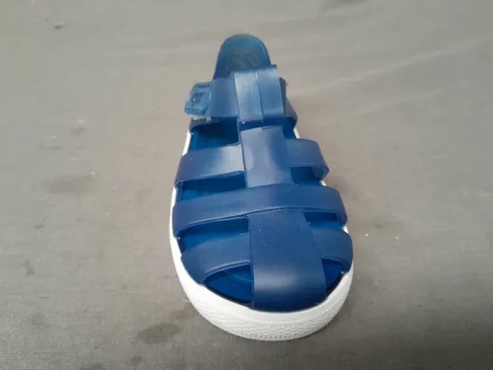 BOXED PAIR OF IGOR KIDS SANDALS IN BLUE SIZE 5