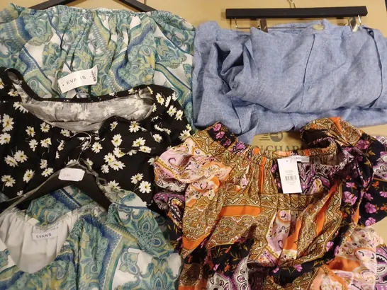 BOX OF APPROX 5 ASSORTED ITEMS OF CLOTHING IN VARIOUS SIZES AND STYLES