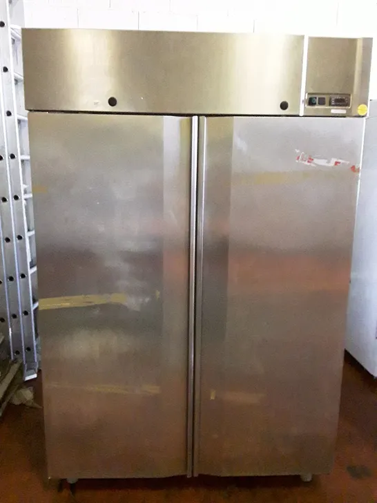 COMMERCIAL UPRIGHT REFRIGERATOR 