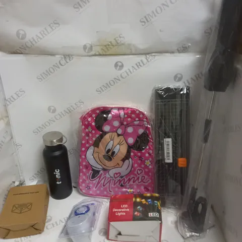 BOX OF APPROXIMATELY 20 ASSORTED HOUSEHOLD PRODUCTS TO INCLUDE THERMAL FLASK, DECORATIVE LED LIGHTS, SOLAR WALL LIGHT ETC