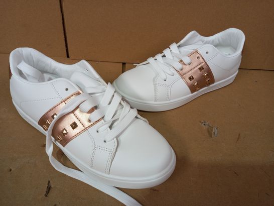 BOXED PAIR OF DESIGNER TRAINERS IN WHITE/COPPER COLOUR EU SIZE 39