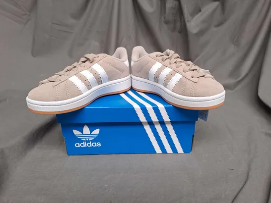 BOXED PAIR OF ADIDAS ORIGINALS CAMPUS KIDS TRAINERS IN BEIGE/WHITE SIZE 11