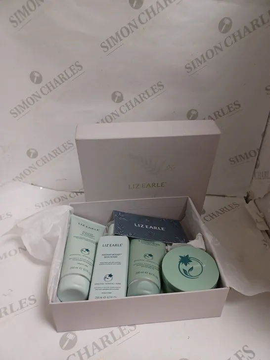 LIZ EARLE BOX SET 