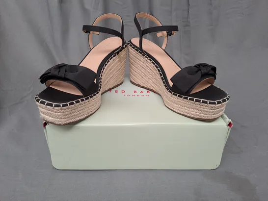 BOXED PAIR OF TED BAKER OPEN TOE HIGH WEDGE SANDALS WITH BOW DETAIL IN BLACK EU SIZE 40